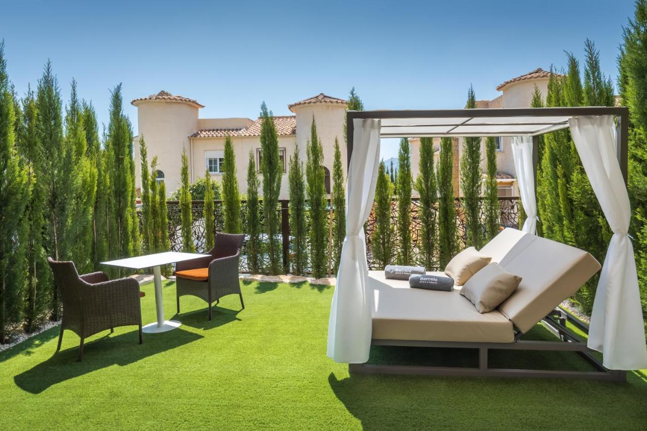 Barcelo La Nucia Hills Hotel Bagian luar foto Artificial grass in a garden