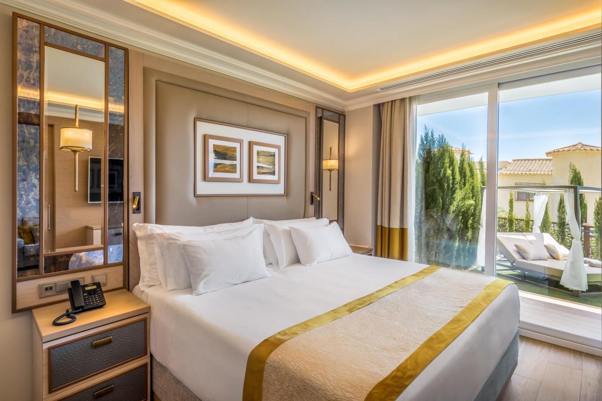 Barcelo La Nucia Hills Hotel Bagian luar foto A bedroom at the hotel